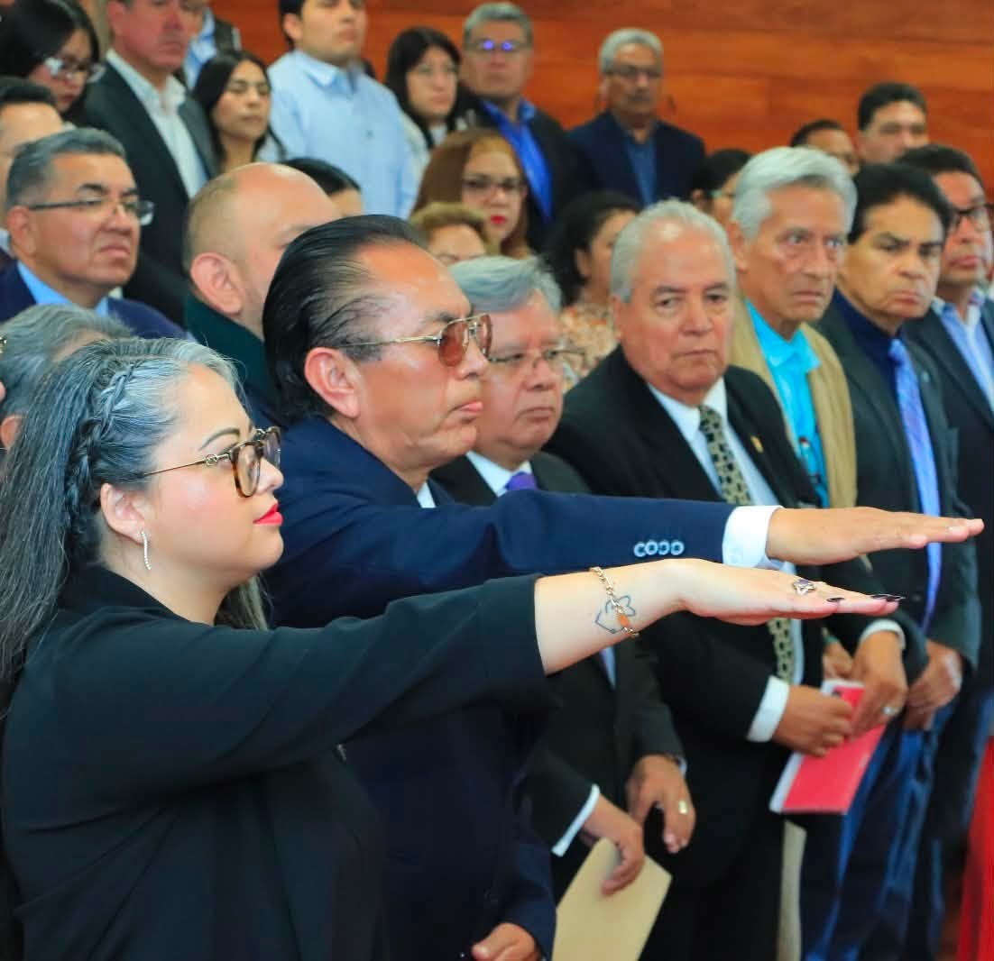 Rector de la UATx da posesión del cargo a nuevo director de la Facultad de Derecho, Ciencias Políticas, Criminología y Policiología